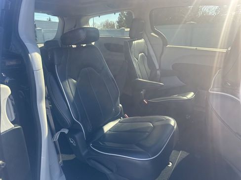 Used 2024 Chrysler Pacifica Limited image 24