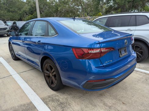 Used 2023 Volkswagen Jetta SE w/ Panoramic Sunroof Package FWD image 4