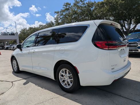 Used 2023 Chrysler Pacifica Touring-L FWD image 6