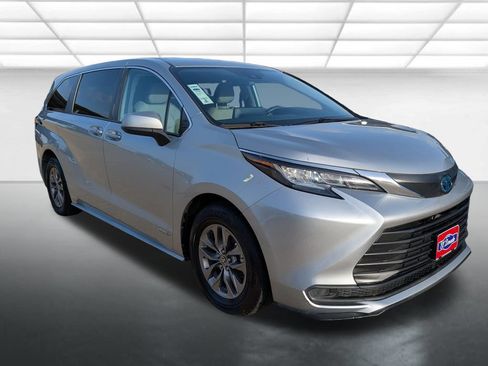 Used 2021 Toyota Sienna LE FWD image 1