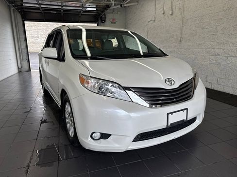 Used 2017 Toyota Sienna XLE w/ XLE Navigation Package FWD image 2