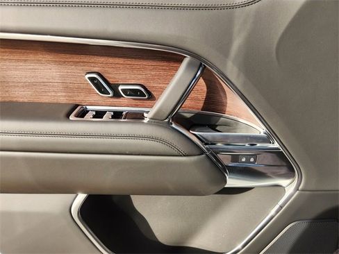New 2026 Land Rover Range Rover Long Wheelbase SE image 16