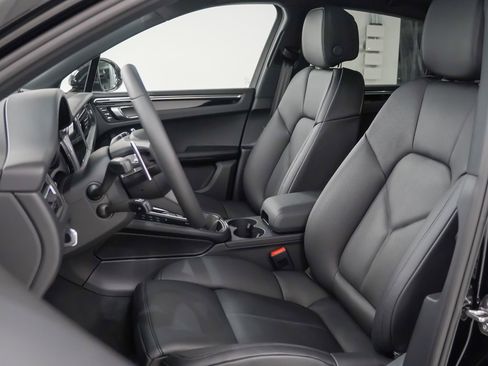 New 2026 Porsche Macan image 5