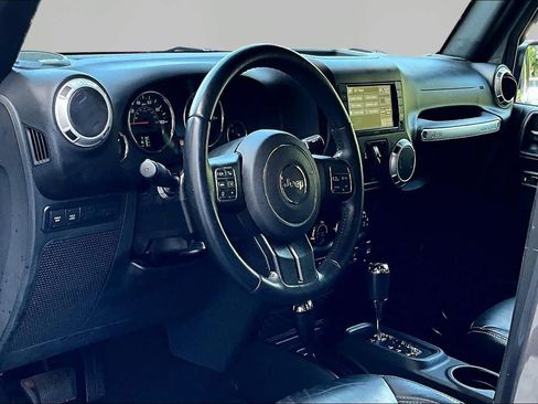 Used 2018 Jeep Wrangler Unlimited Rubicon w/ Connectivity Group AWD/4WD image 18