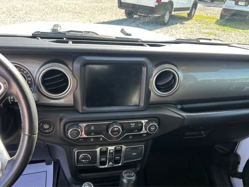 Used 2018 Jeep Wrangler Unlimited Sahara w/ Uconnect 4C Nav & Sound Group AWD/4WD image 14