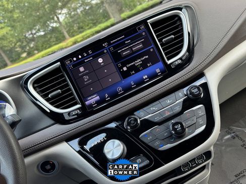 Used 2021 Chrysler Pacifica Touring image 15