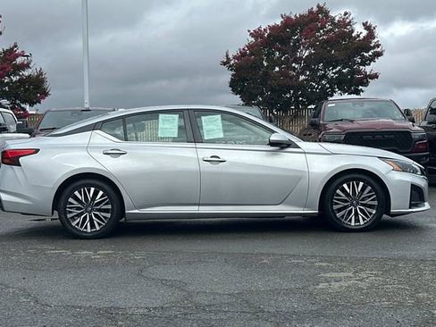 Used 2023 Nissan Altima 2.5 SV image 3