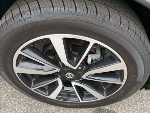 Used 2018 Nissan Rogue SL w/ Premium Package image 7