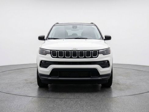 Used 2025 Jeep Compass Latitude AWD/4WD image 2