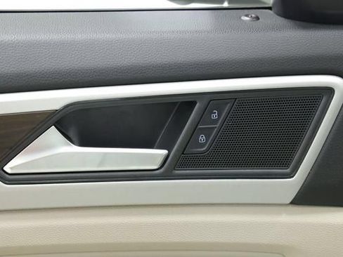 Certified 2022 Volkswagen Atlas SE w/ Black Wheel Package FWD image 26