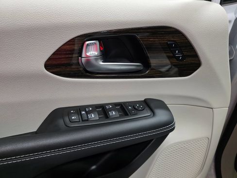 Used 2024 Chrysler Pacifica Limited AWD/4WD image 15