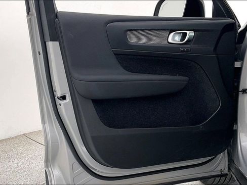 Certified 2025 Volvo XC40 B5 Plus image 24