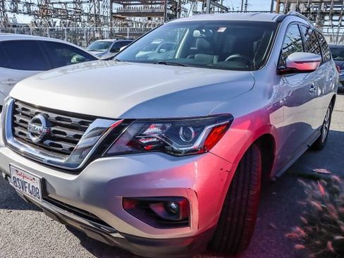 Used 2019 Nissan Pathfinder SV image 4