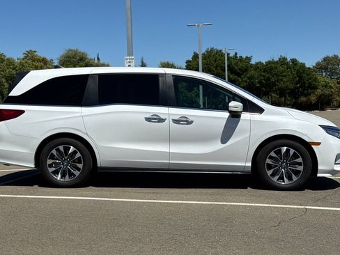 Used 2024 Honda Odyssey EX-L image 3