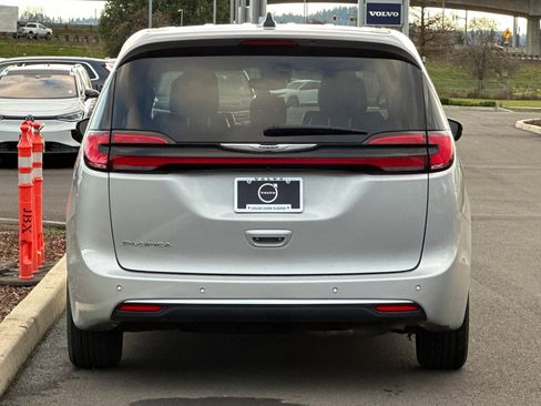 Used 2024 Chrysler Pacifica Touring-L image 4