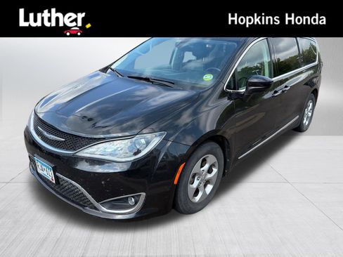Used 2017 Chrysler Pacifica Touring-L Plus FWD image 1