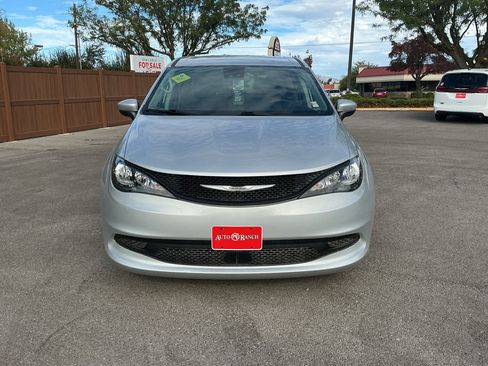 Used 2023 Chrysler Voyager LX FWD image 2