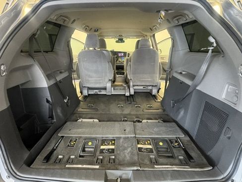 Used 2018 Toyota Sienna LE w/ Carpet Mat Package image 29