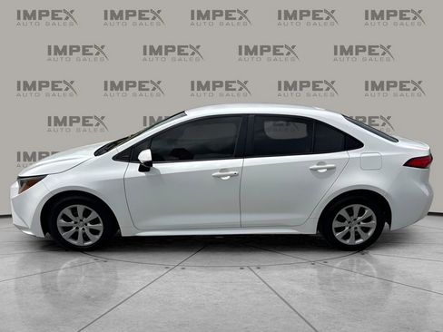 Used 2022 Toyota Corolla LE FWD image 2