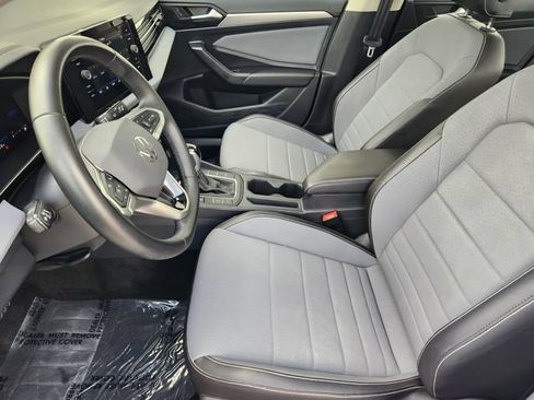 Used 2025 Volkswagen Jetta SE FWD image 4