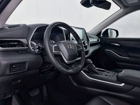 Used 2022 Toyota Highlander XLE AWD/4WD image 14