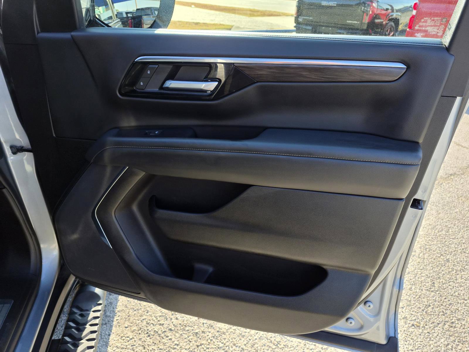 Used 2025 Chevrolet Suburban Z71 AWD/4WD image 10