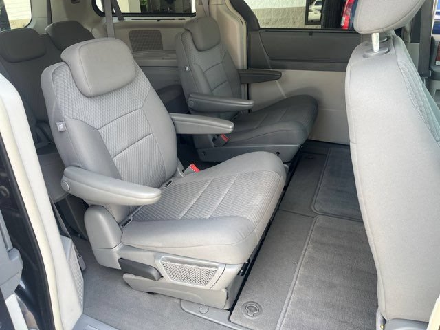 Used 2009 Chrysler Town & Country Touring w/ Family Value Group FWD image 13