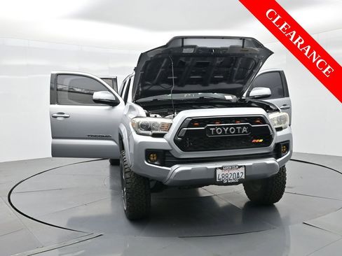 Used 2016 Toyota Tacoma TRD Sport image 32