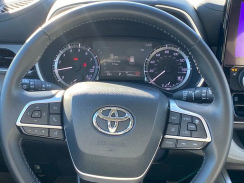 Used 2024 Toyota Highlander XLE image 7