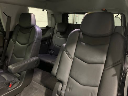 Used 2020 Cadillac Escalade Luxury w/ Escalade Sport Edition image 34