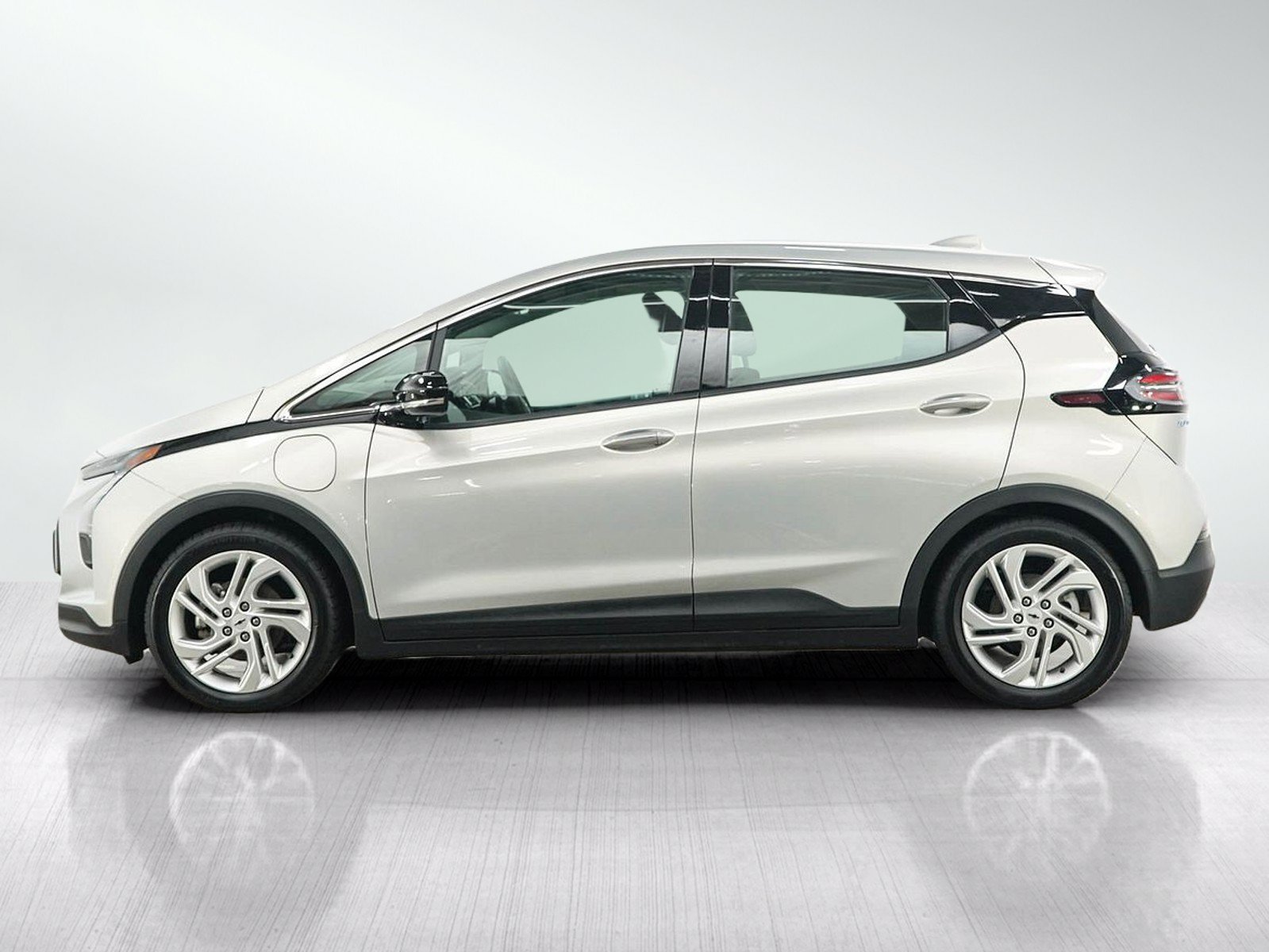 Used 2023 Chevrolet Bolt LT w/ Driver Confidence Package FWD image 2