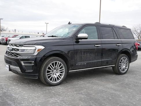 Used 2024 Ford Expedition Platinum image 2
