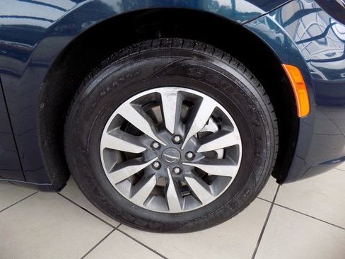 Used 2023 Chrysler Pacifica Touring-L image 11