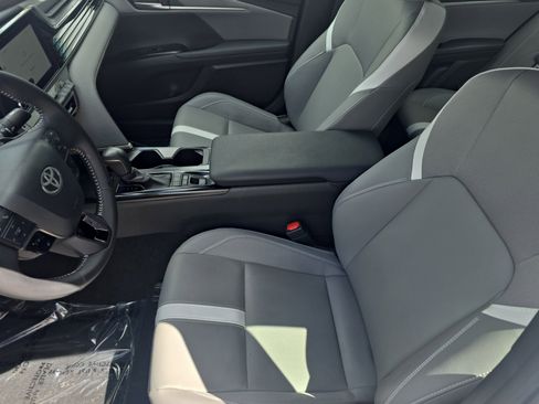 Used 2025 Toyota Camry SE image 18