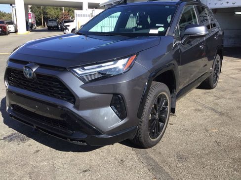 Used 2022 Toyota RAV4 SE w/ Convenience Package AWD/4WD image 2