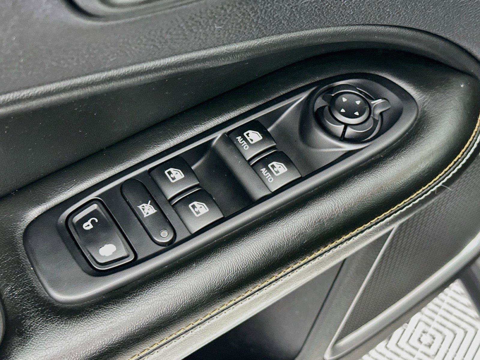Used 2020 Jeep Compass Latitude w/ Cold Weather Group AWD/4WD image 19