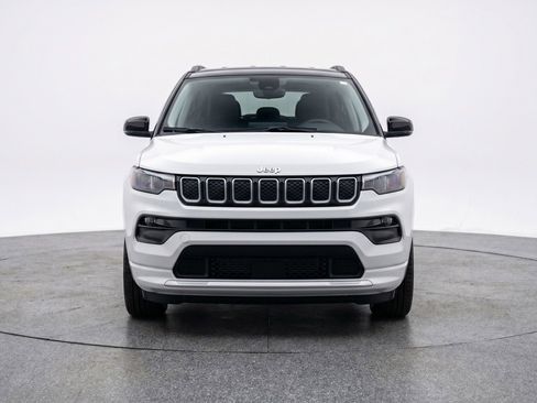 Used 2025 Jeep Compass Latitude AWD/4WD image 2