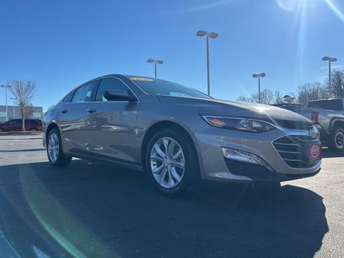 Used 2025 Chevrolet Malibu LT image 3