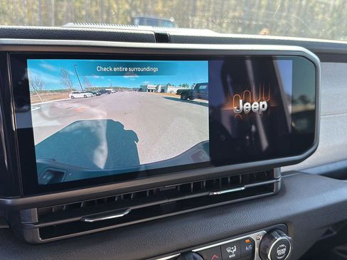 New 2025 Jeep Gladiator Sport image 19