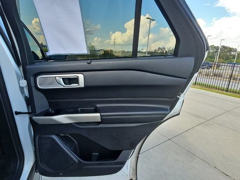 Used 2022 Ford Explorer Limited w/ Equipment Group 301A RWD image 16