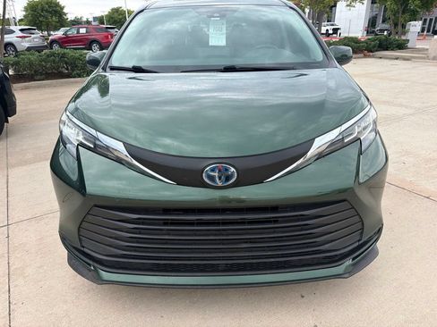 Used 2021 Toyota Sienna LE w/ LE Plus Package FWD image 2