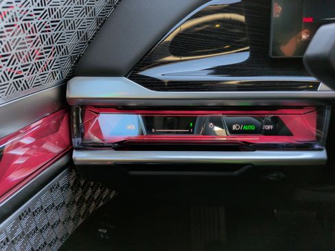 Certified 2025 BMW 760i xDrive w/ Executive Package image 40