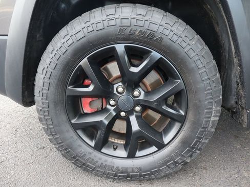 Used 2017 Jeep Cherokee Trailhawk w/ Comfort/Convenience Group AWD/4WD image 42