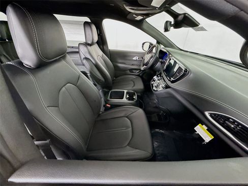 New 2026 Chrysler Pacifica Select FWD image 21