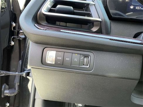 Used 2025 Chevrolet Traverse Z71 image 23