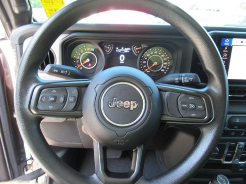 Used 2024 Jeep Gladiator Sport AWD/4WD image 23