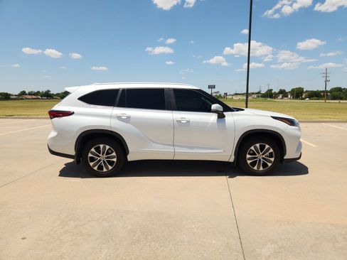 Used 2023 Toyota Highlander XLE FWD image 7