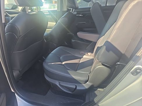 Used 2023 Toyota Highlander XLE AWD/4WD image 10