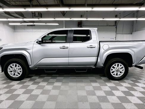 Used 2025 Toyota Tacoma SR5 AWD/4WD image 13