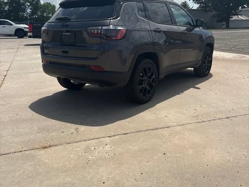 Used 2023 Jeep Compass Latitude AWD/4WD image 3